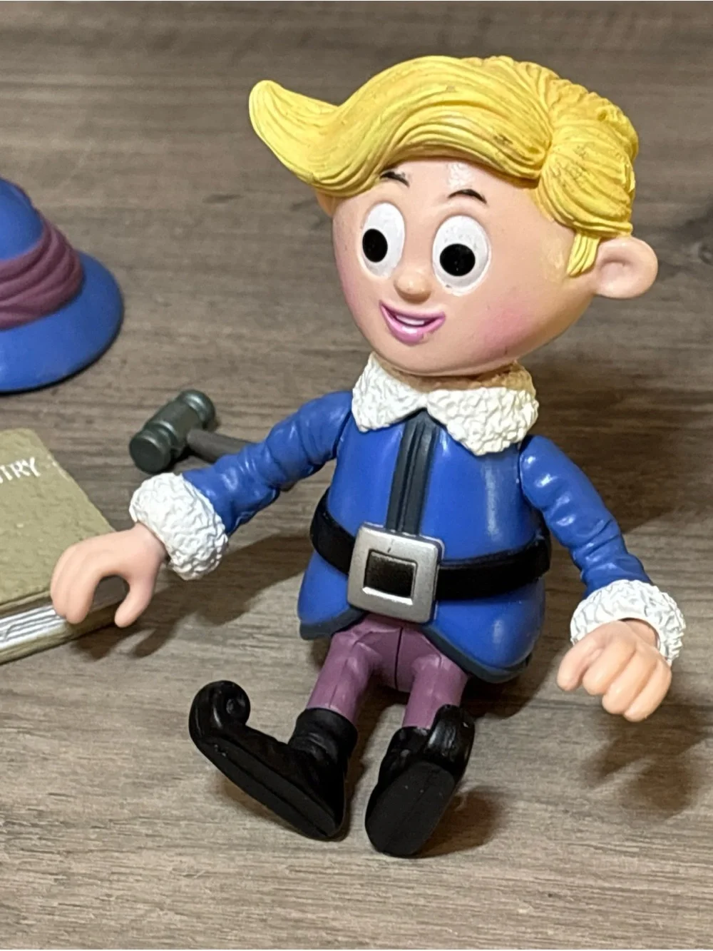 HERMEY w/ Teeth Pliers Book Figure Island Misfit Toys Rudolph PLAYING MANTIS